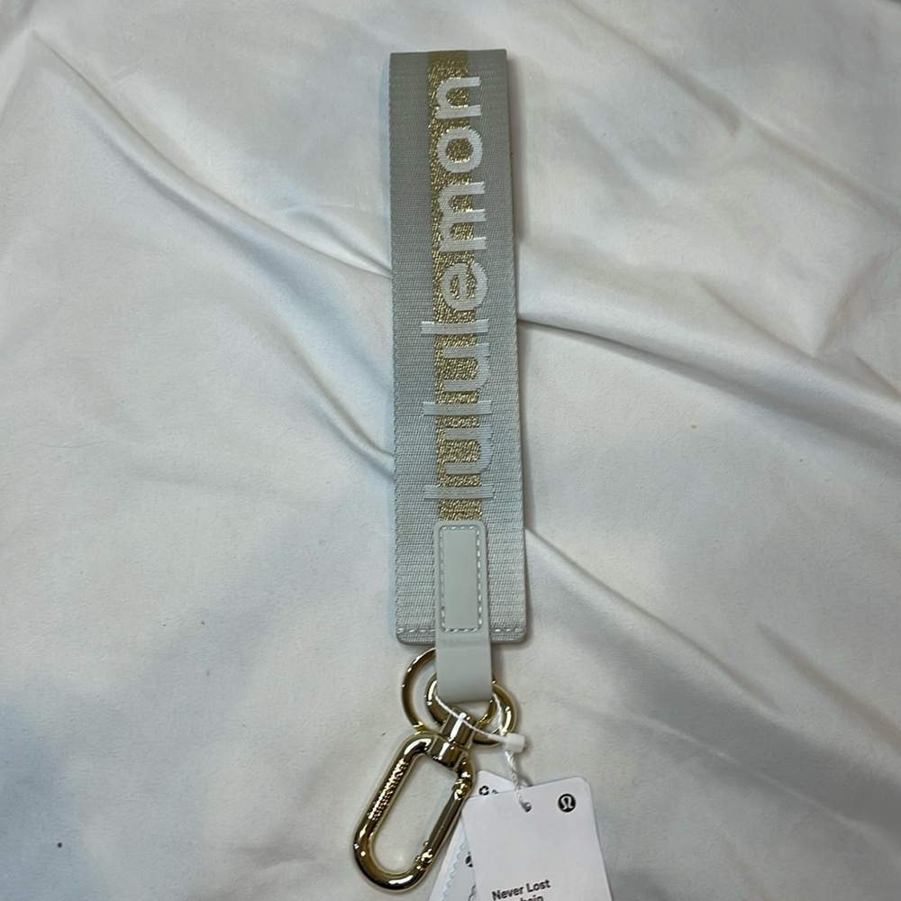 NWT Lululemon Never Lost Keychain Wordmark